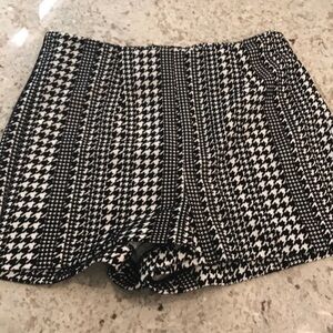 💰Sale💰White and Black Houndstooth shorts! Hot!🔥